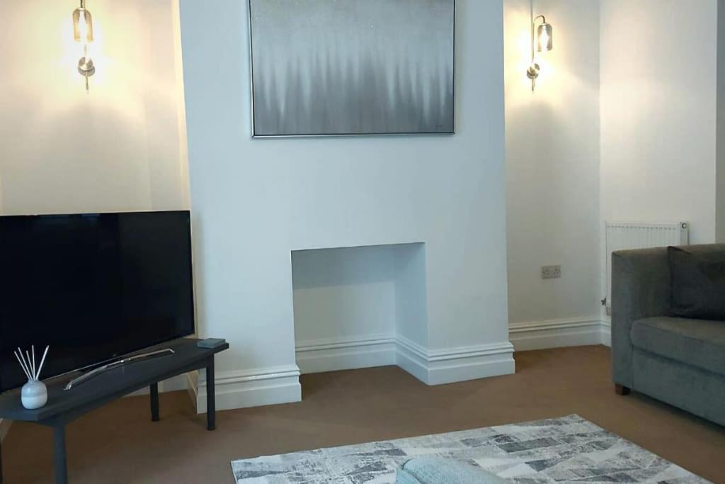 Stylish Apartment In City Centre With Parking بريستون المظهر الخارجي الصورة