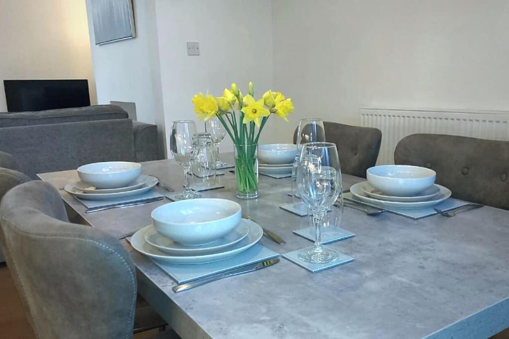 Stylish Apartment In City Centre With Parking بريستون المظهر الخارجي الصورة